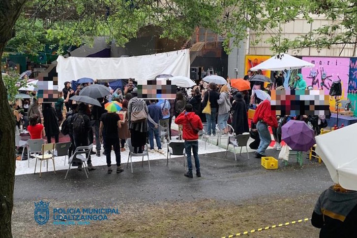 Imagen de la fiesta con 151 personas que se estaba celebrando en el barrio iruindarra de Etxabakoitz. (POLICÍA MUNICIPAL DE IRUÑEA)