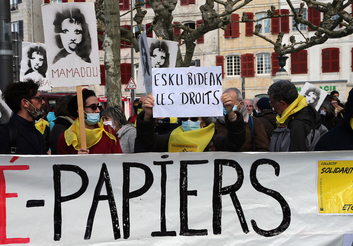 Migratzaileen aldeko mobilizazioa, iragan martxoaren 20an, Baionan. (Bob EDME)