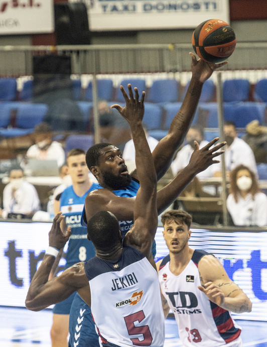 Okouo trata de encestar ante el baskonista Jekiri. (Jon UBRE / FOKU)