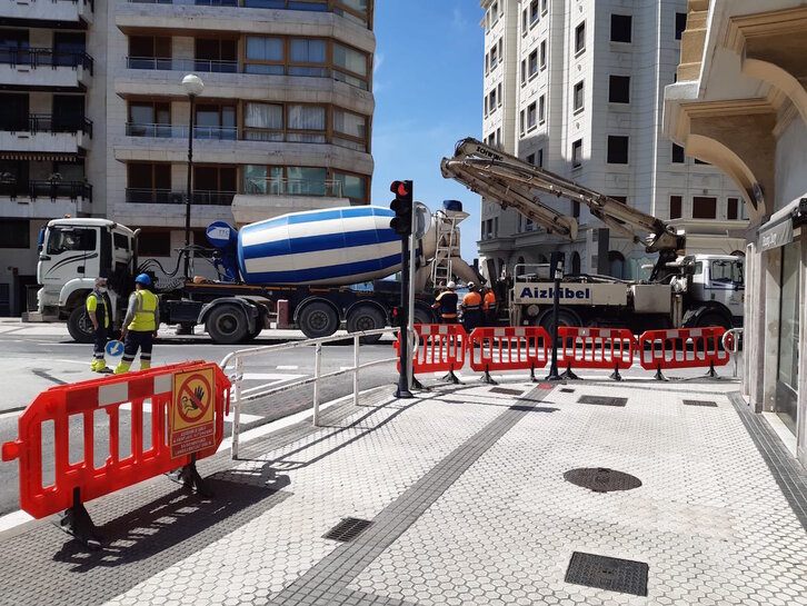 Intentos de minimizar los efectos del nuevo socavón, registrado el viernes. (EH BILDU)