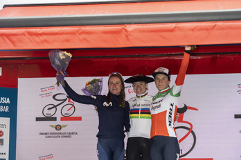 Anna van der Breggen, Annemiek van Vleuten y Elisa Longo Borghini, en el podio de Arrate, repetirán en Durango. (Gorka RUBIO/FOKU)