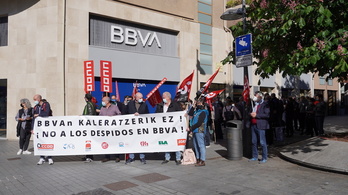 Concentración de los trabajadores del BBVA en Iruñea. (@ccoonavarra)