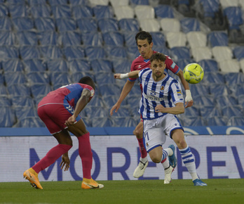 Januzaj en duelo frente al Elche. (Jon URBE / FOKU)