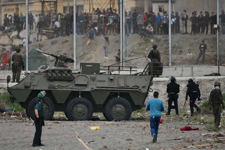 Militares y guardias civiles, en la zona fronteriza. (Antonio SEMPERE/AFP)