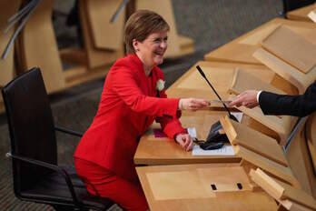 Sturgeon, Holyroodeko Parlamentuan. (Russel CHEYNE / AFP)