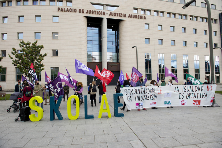 Skolae defendatzeko elkarretaratzea egin dute sindikatuek Nafarroako Justizia Auzitegiaren aurrean. (Iñigo URIZ/FOKU) 