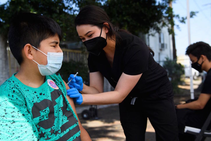 Un niño de 12 años recibe la vacuna esta semana en California. (Patrick FALLON)