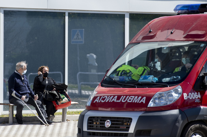 Una ambulancia en Iruñea. (Iñigo URIZ / FOKU)