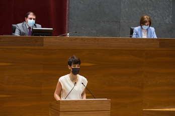 Intervención de la consejera de Economía y Hacienda, Elma Saiz, hoy en el Parlamento navarro. (NAFARROAKO PARLAMENTUA)