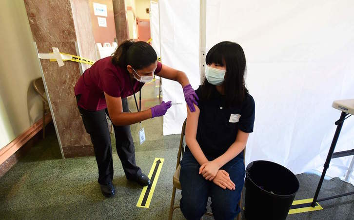 Una joven estudiante recibe una vacuna en Estados Unidos. (FREDERIC J. BROWN / AFP)