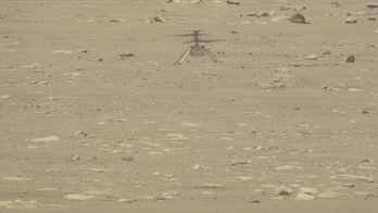 Ingenuity, en su primer vuelo en Marte, capturado por las cámaras del rover Perseverance. (NASA/AFP)