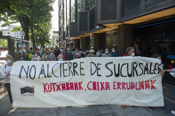 Movilización contra el cierre de sucursales bancarias en Arangoiti. (Monika DEL VAALLE/FOKU)