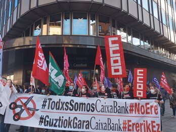 Trabajadores de Caixabank frente a lo que fue la sede de Caja Navarra.