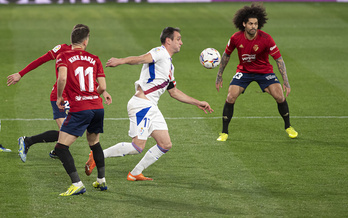 Kike García, entre Barja y Aridane en el último derbi en El Sadar. (Jagoba MANTEROLA | FOKU)