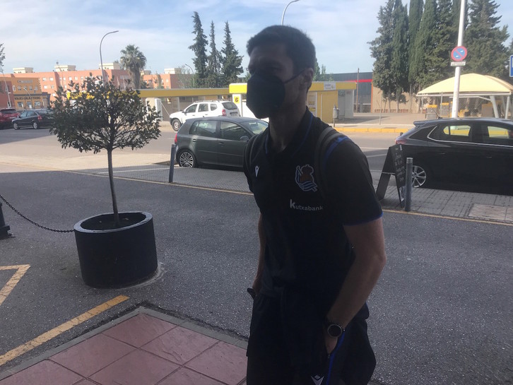 Xabi Alonso, a su llegada al hotel de Mérida donde está concentrado el Sanse. (REAL SOCIEDAD)