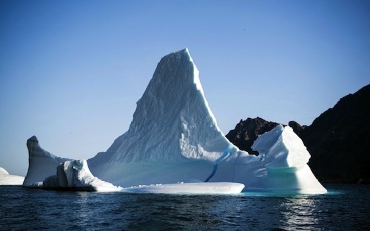 Kulusuk irlatik gertu dagoen izeberg bat, artxiboko irudian. (Jonathan NACKSTRAND/AFP)