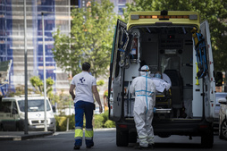 Traslado de un paciente en ambulancia. (Gorka RUBIO / FOKU)