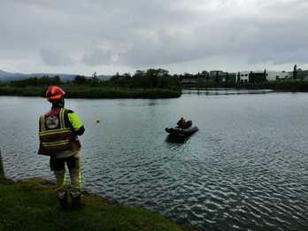 Los bomberos, en tareas de rescate del cuerpo. (@BomberosEuskadi)