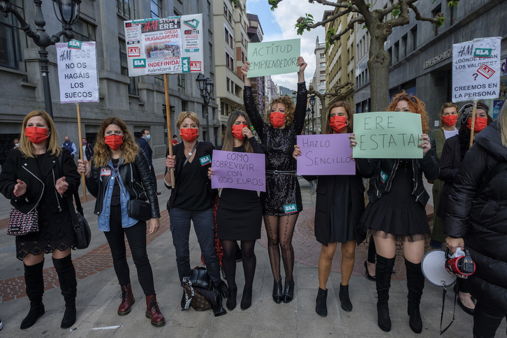 Las trabajadoras de H&M realizaron un desfile el pasado día 17 en Bilbo en defensa de sus puestos de trabajo. (Jon URBE/FOKU) 