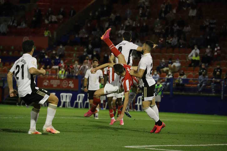 Un jugador del Bilbao Athletic, rodeado de futbolistas del Burgos. (ATHLETIC CLUB)