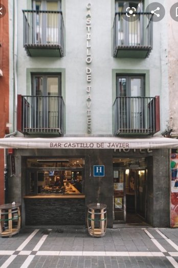 Fachada del hotel Castillo de Javier, en la calle San Nicolás de Iruñea. (@SOSRacismoNafar)