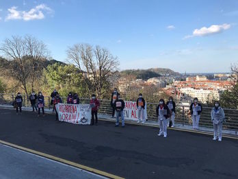 Empleados concentrados frente al Hospital Psquiátrico de Donostia en defensa de su convenio. (NAIZ)