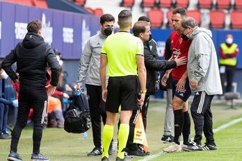 Unai García abandona el terreno de juego. (@CAOsasuna)