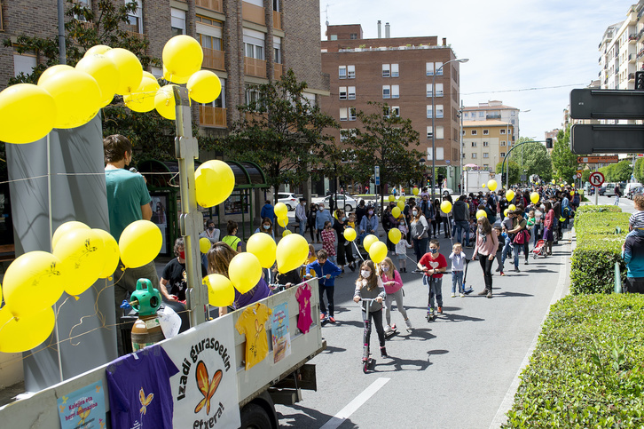 La kalejira de este domingo en Burlata, a ocho meses de que Izadi cumpla tres años. (Iñigo URIZ/FOKU)