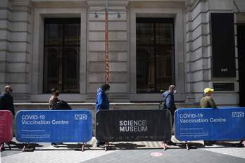 Unas personas hacen cola para entrar en el Museo de la Ciencia de Londres, convertido en centro de vacunación.       (Daniel LEAL-OLIVAS I AFP)