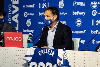 Javi Calleja, en la rueda de prensa de su ampliación de contrato. (@Alaves)