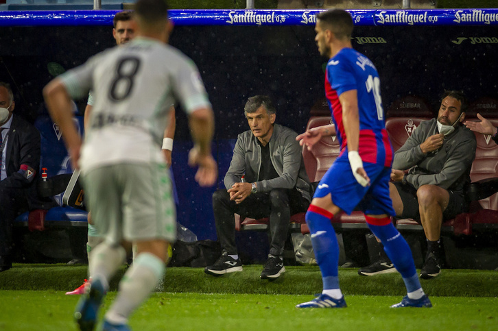 José Luis Mendilibar, en uno de sus últimos encuentros en el banquillo armero. (Jaizki FONTANEDA / FOKU)