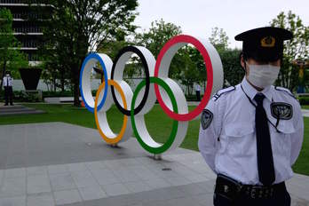 Los Anillos Olímpicos posan frente al edificio de la sede del Comité Olímpico Japonés en Tokio. (Kazuhiro NOGI/AFP)