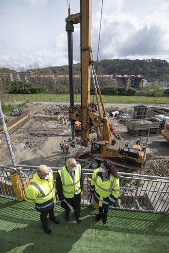 Obras del TAV a la altura de Astigarraga, en una reciente visita del consejero Iñaki Arriola. (IREKIA.EUS)