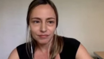 Un momento de la intervención por videoconferencia de la exguerrillera y exnegociadora en La Habana Tanja Nijmeier. (NAIZ)