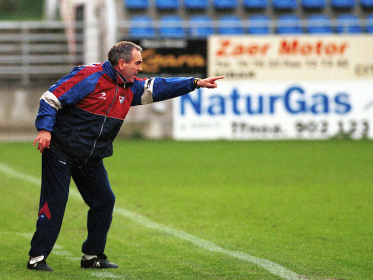 Alfonso Barasoain en la banda de Ipurua en 1999, cuando firmó su recordado segundo milagro al frente del Eibar. (Jon Urbe/Foku)