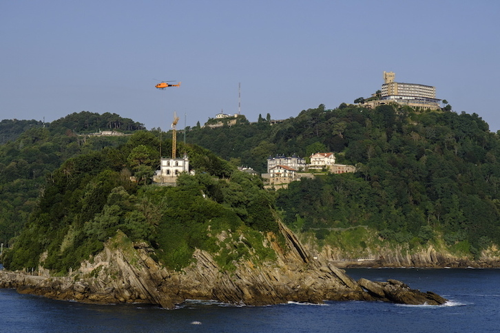 Helicóptero sobre la isla cuando se comenzó la instalación de la obra escultórica. (Jon URBE/FOKU)