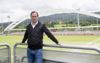 Joseba Etxeberria en la presentación como entrenador del Bilbao Athletic. (Luis JAUREGIALTZO / FOKU)