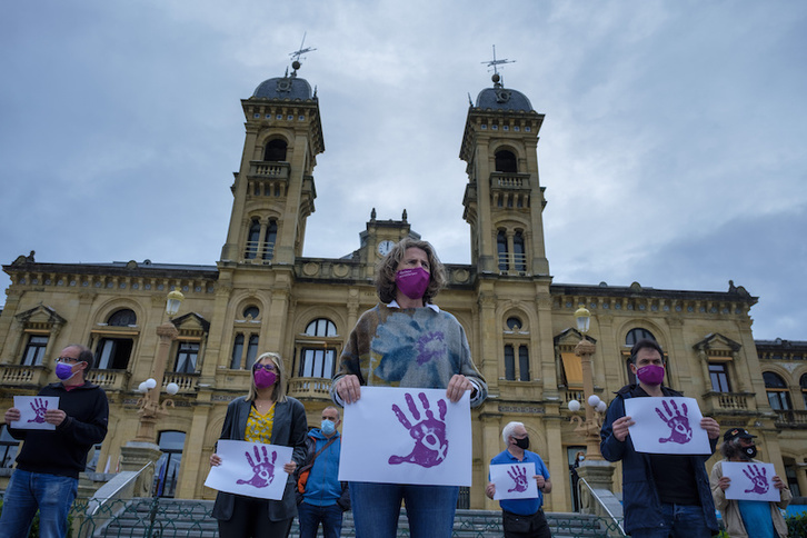 Concentración convocada frente al Ayuntamiento por EH Bildu en relación a este caso. (Jon URBE/FOKU)