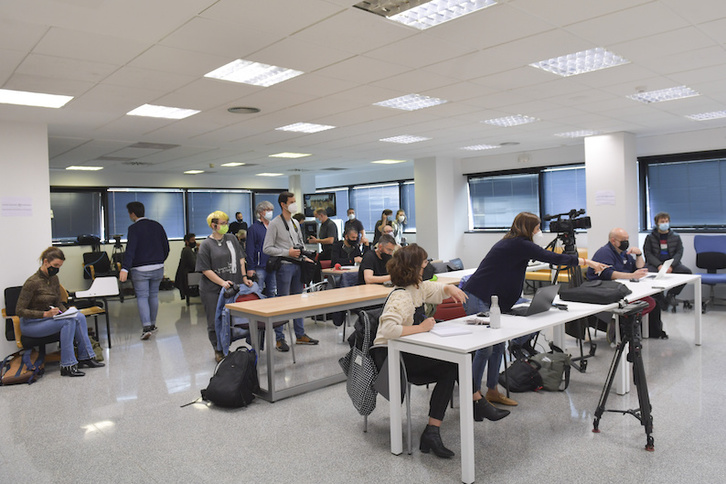 Periodistas siguiendo el transcurso del juicio desde la sala de prensa del Palacio de Justicia. (Idoia ZABALETA/FOKU)