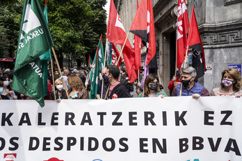 En Bilbo, la concentración se ha desarrollado ante la sede de la entidad en la Gran Vía. (Marisol RAMIREZ/FOKU)