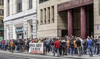 Concentración realizada este miércoles ante el Palacio de Justicia de Bilbo. (Marisol RAMÍREZ | FOKU)