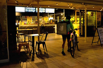 Un trabajador de Deliveroo acude a un restaurante para recoger un pedido. (Andrew LEESON/AFP)