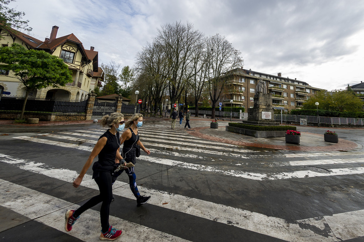 Dos mujeres caminan cerca del parque del Prado en Gasteiz.      (Jaizki FONTANEDA I FOKU)