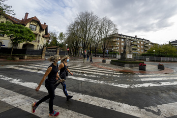 Dos mujeres hacen ejercicio en las calles de Gasteiz.      (Jaizki FONTANEDA I FOKU)