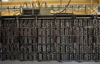 Supercomputadora en de la fábrica de bitcoins 'Genesis Farming' cerca de Reykjavik, Islandia. (Halldor KOLBEINS/AFP).