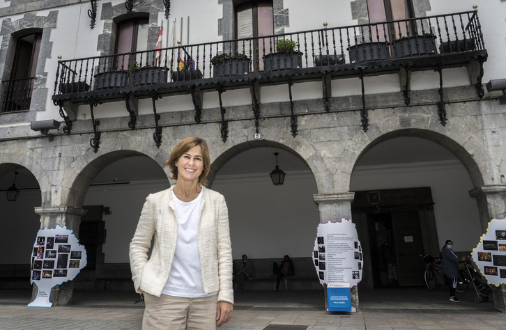 Nagore Alkorta, alcaldesa de Azpeitia, frente al Ayuntamiento. (Gorka RUBIO/FOKU)