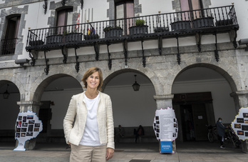 Nagore Alkorta, alcaldesa de Azpeitia, frente al Ayuntamiento. (Gorka RUBIO/FOKU)