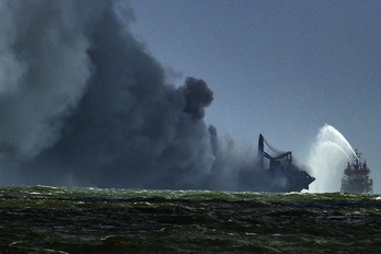 Un portacontenedores lleno de productos químicos se incendia en la costa de Sri Lanka. (Ishara S. KODIKARA/AFP) 
