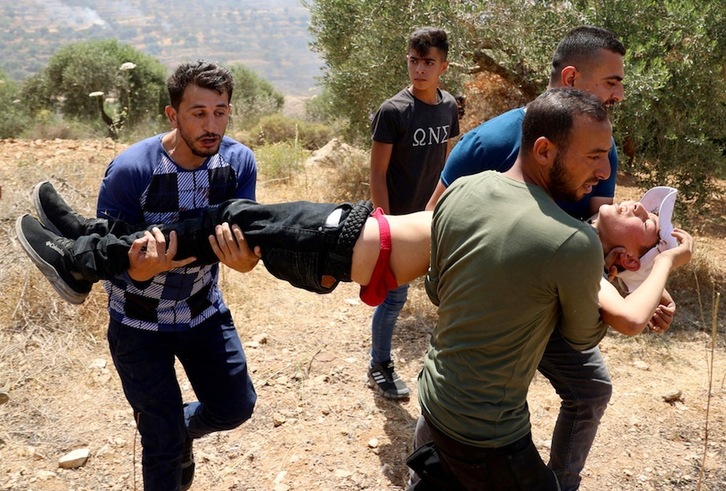 Uno de los jóvenes heridos este viernes por las fuerzas de seguridad israelíes en la aldea de Beita, en Cisjordania. (Jaafar ASHTIYEH | AFP)