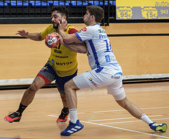 Rodrigo Salinas en el duelo frente al Dicsa Modular Cisne. (Jon URBE / FOKU)